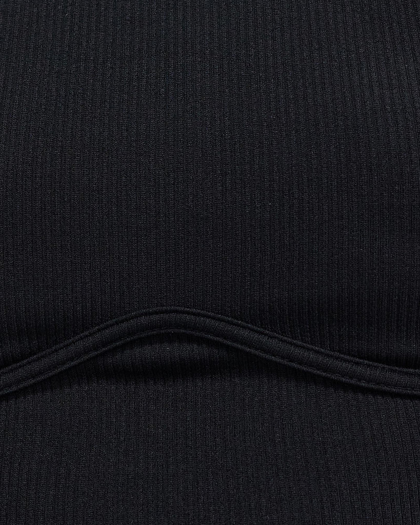 A simple black tank top that is suitable for pairing with various pants and shoes, creating different fashion styles.