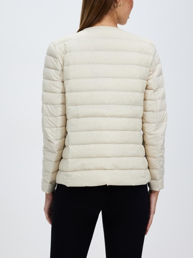Stylish and warm, the down jacket provides you with excellent thermal effect, so that you can always stay stylish and comfortable in the cold season