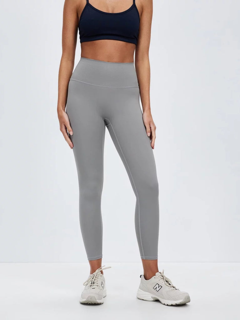 Combining high-quality fabric and elegant design, these yoga pants provide superior comfort and flexibility to let you express yourself in your yoga practice