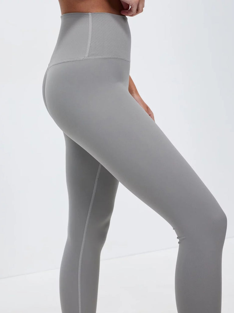 Combining high-quality fabric and elegant design, these yoga pants provide superior comfort and flexibility to let you express yourself in your yoga practice