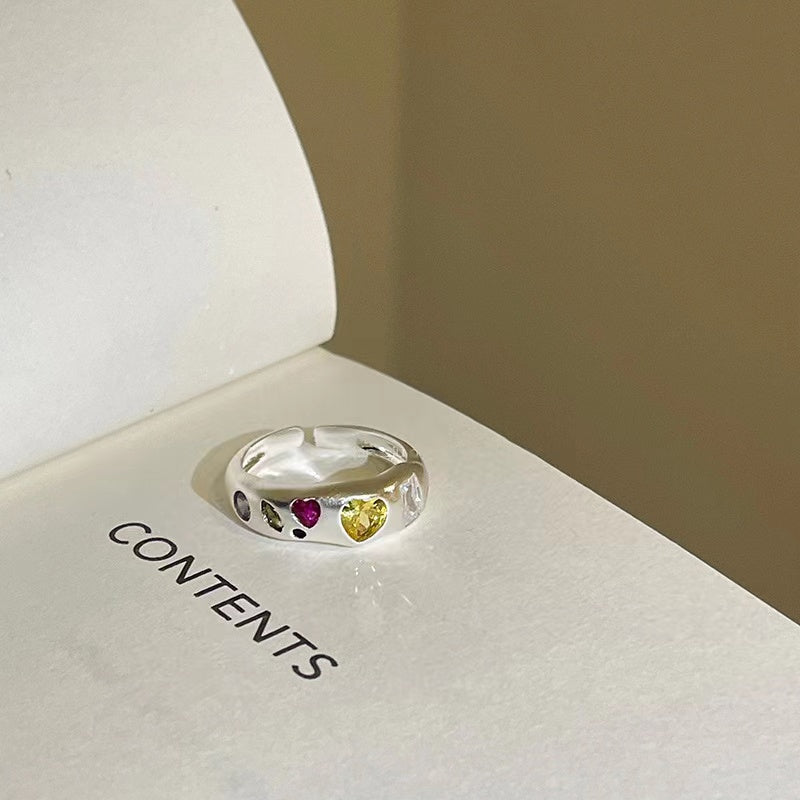 Yellow heart-shaped diamond inlaid geometric ring, versatile and high-end hand accessory, unique and stylish.