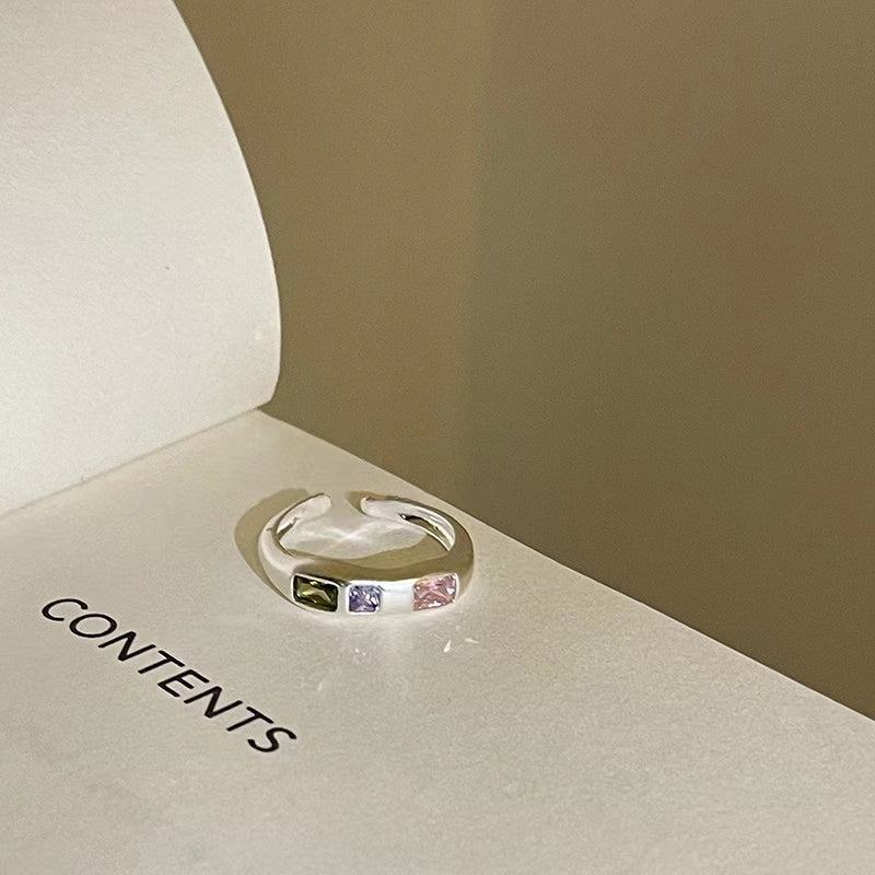 Pink square diamond inlaid geometric ring, versatile and high-end hand accessory, unique and stylish.