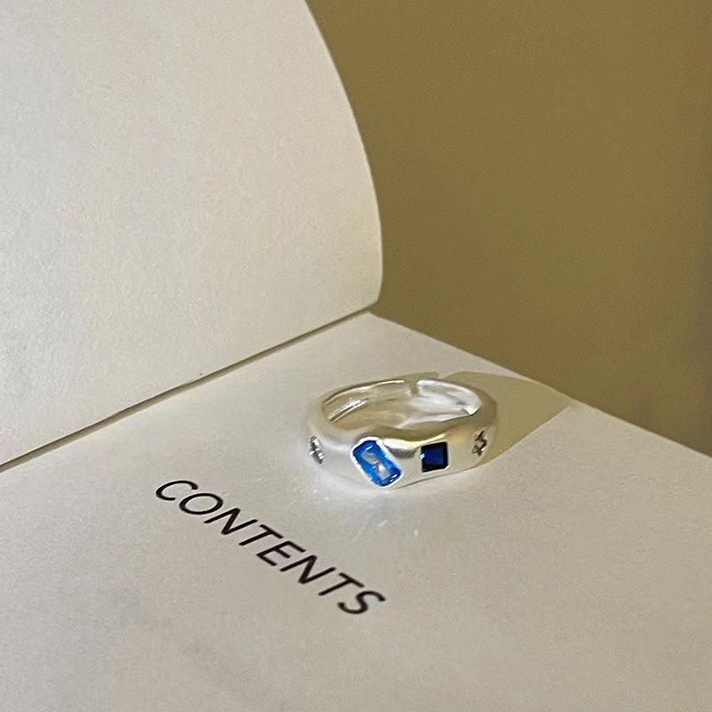 Blue square diamond inlaid geometric ring, versatile and high-end hand accessory, unique and stylish.